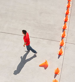 personne & plots de signalisation